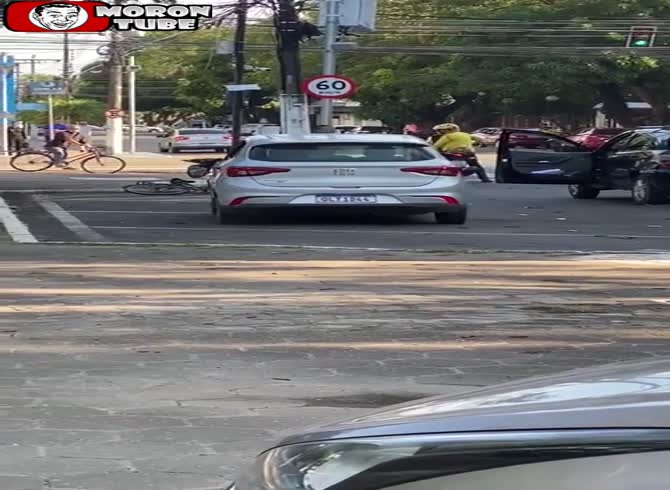 Video :He attempts to use a machete to attack a driver, but the driver is not going to let it! (Caution - startling)